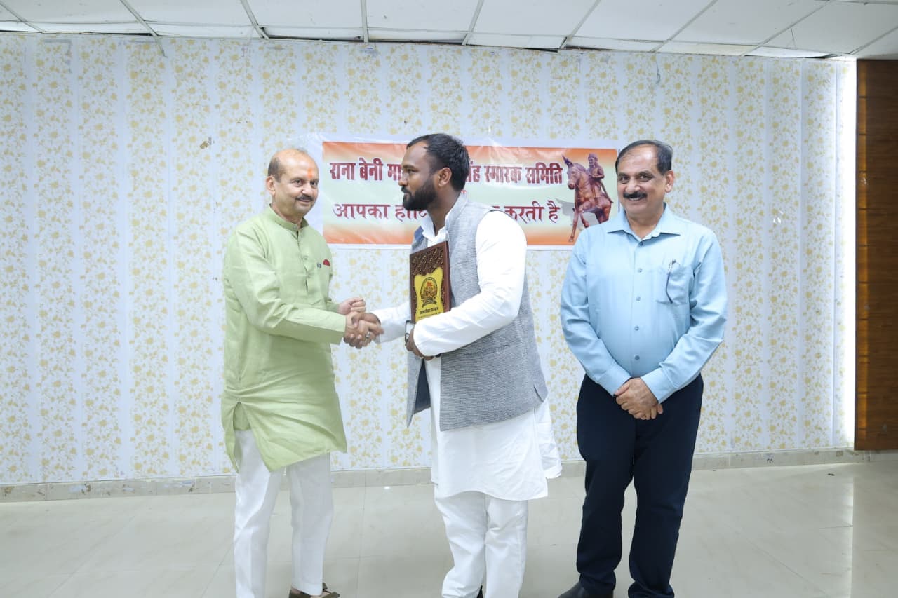 Shiwendra Kumar Shukla receiving recognition during the programme in Raebareli